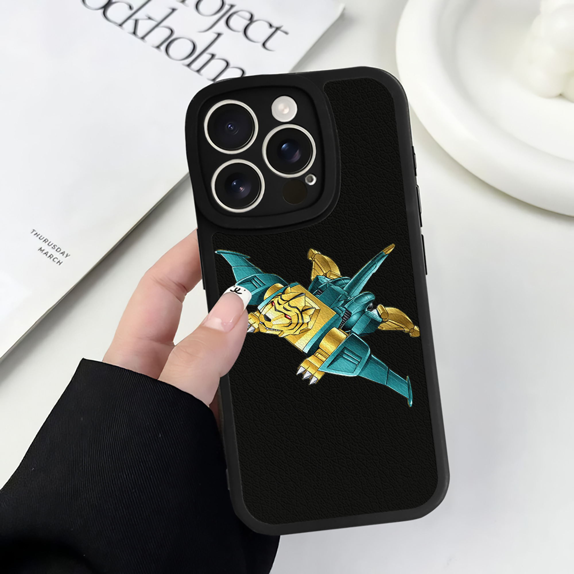 （画像用） 遊☆戯☆王 Yu-Gi-Oh! 【iPhone 16シリーズ対応】シリコンスマホケース（レザー調） 材質：シリコン